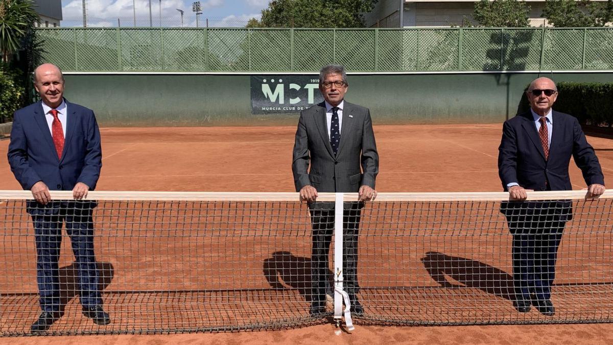 Lorenzo Martínez, Antonio Saura y José Alcolea, en el Murcia Club de Tenis. | L.O.