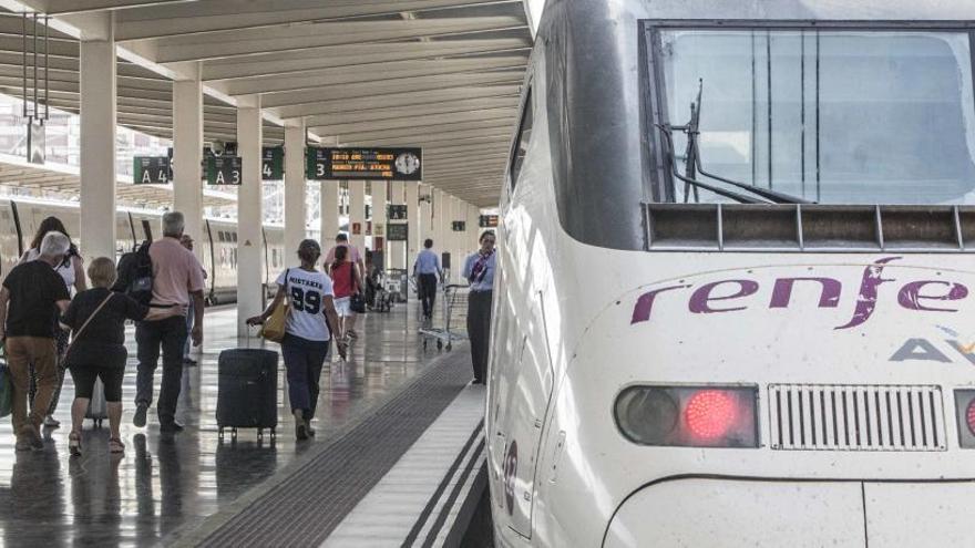 Viajeros del AVE en la estación de Alicante.