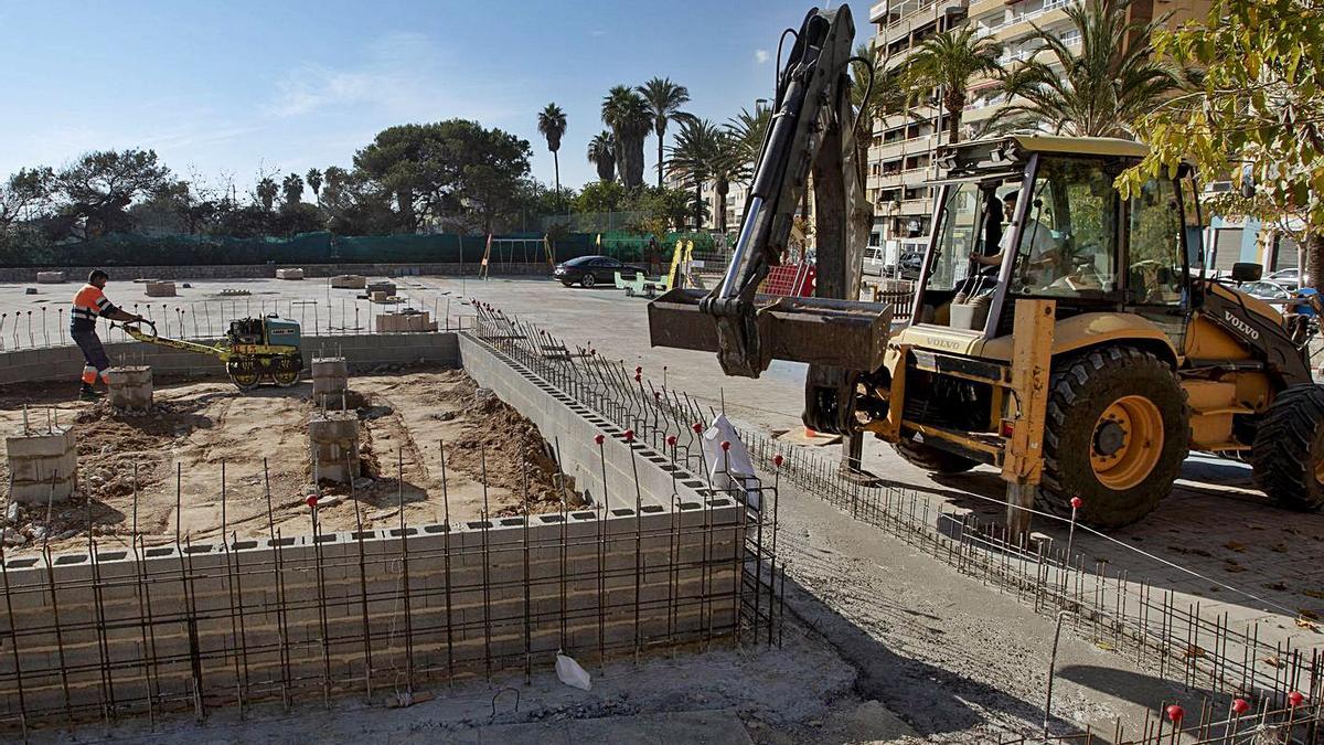 Obras que se desarrollan en la plaza de la Concordia del paseo marítimo del Port, ayer. | DANIEL TORTAJADA