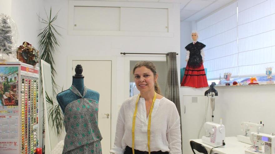 María Mirela, la modista rumana que enseña a coser a la juventud de Cangas del Narcea: "Nunca es tarde para dedicarte a tu pasión"