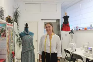 María Mirela, la modista rumana que enseña a coser a la juventud de Cangas del Narcea: "Nunca es tarde para dedicarte a tu pasión"