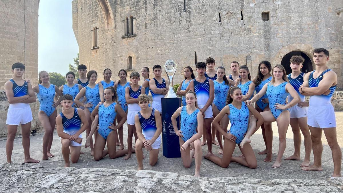 Los gimnastas del Xelska Illes Balears posan en Castillo de Bellver