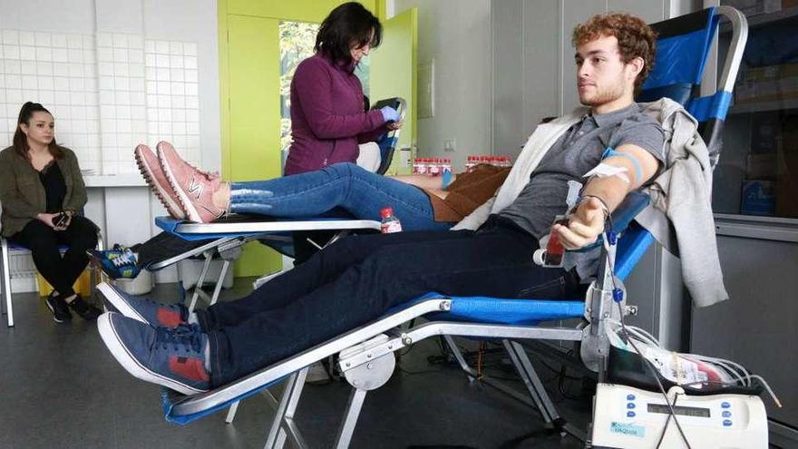 Estudiantes de la Escuela de Enfermería donan sangre.