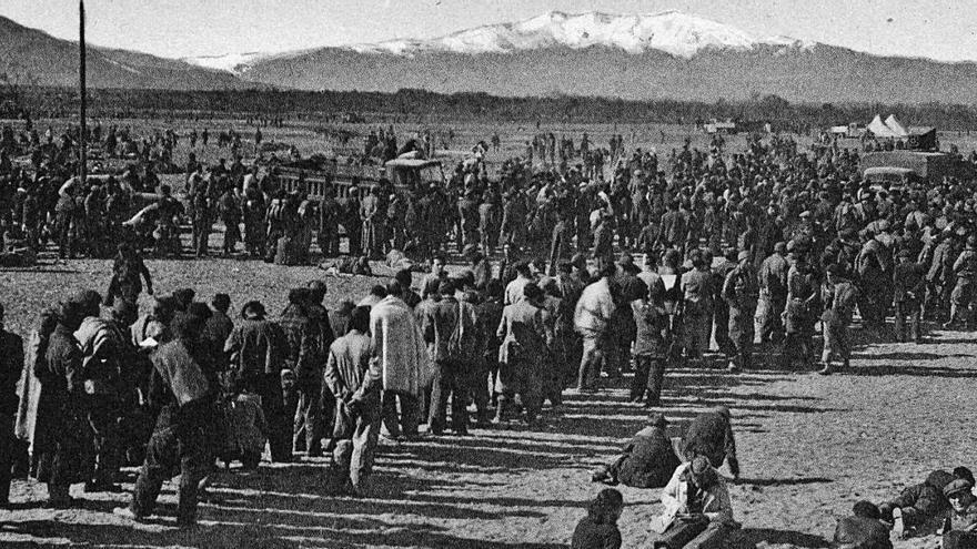 Camp de concentració d&#039;Argelers, amb el Canigó nevat al fons, l&#039;any 1939