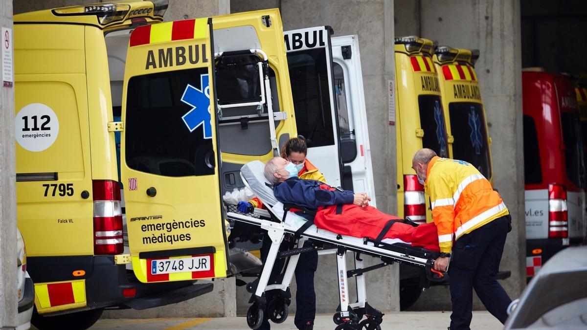 Dos técnicos de emergencias trasladan a un paciente en la zona de urgencias del Hospital Universitario de Bellvitge este lunes