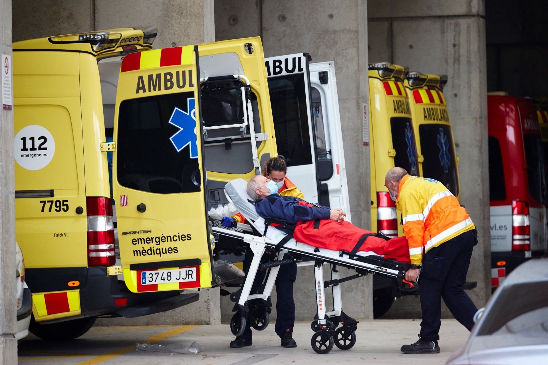 Dos técnicos de emergencias trasladan a un paciente en la zona de urgencias del Hospital Universitario de Bellvitge este lunes