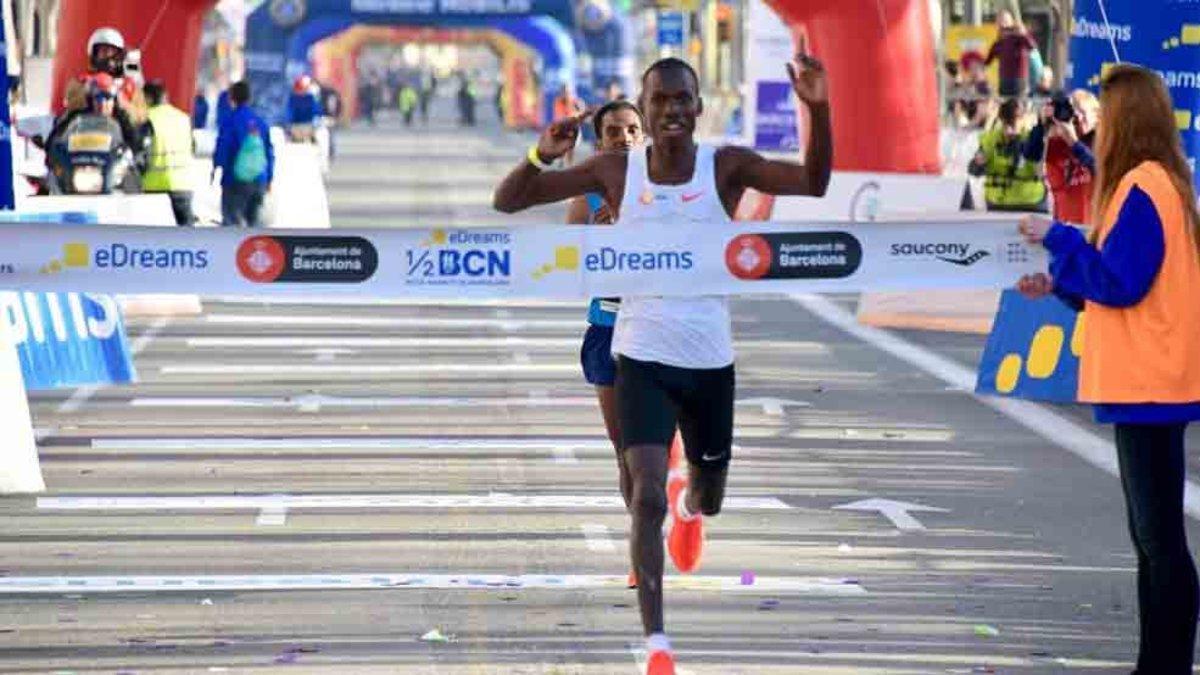 El keniano Erci Kiptanui, vencedor en Barcelona