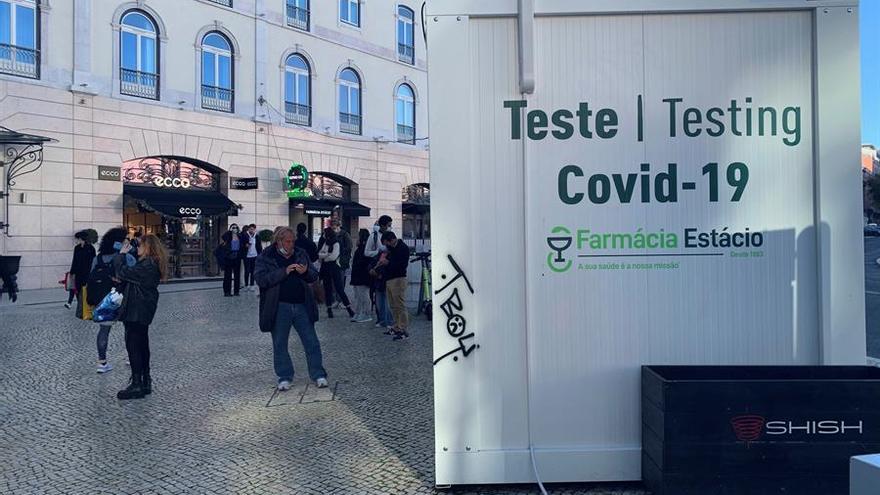 Ciudadanos esperan para hacerse un test de antígenos en Lisboa..