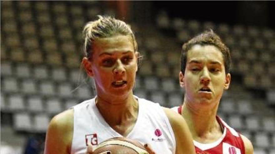 Lina Pikciute defensada per la pivot espanyola del Wisla Laura Nicholls ahir a Fontajau.