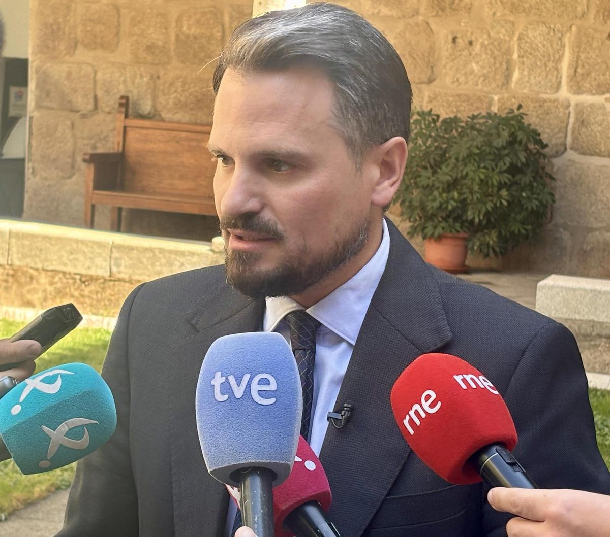 Archivo - El consejero de Presidencia, Interior y Diálogo Social de la Junta de Extremadura en funciones, Abel Bautista, atiende a los medios en una imagen de archivo