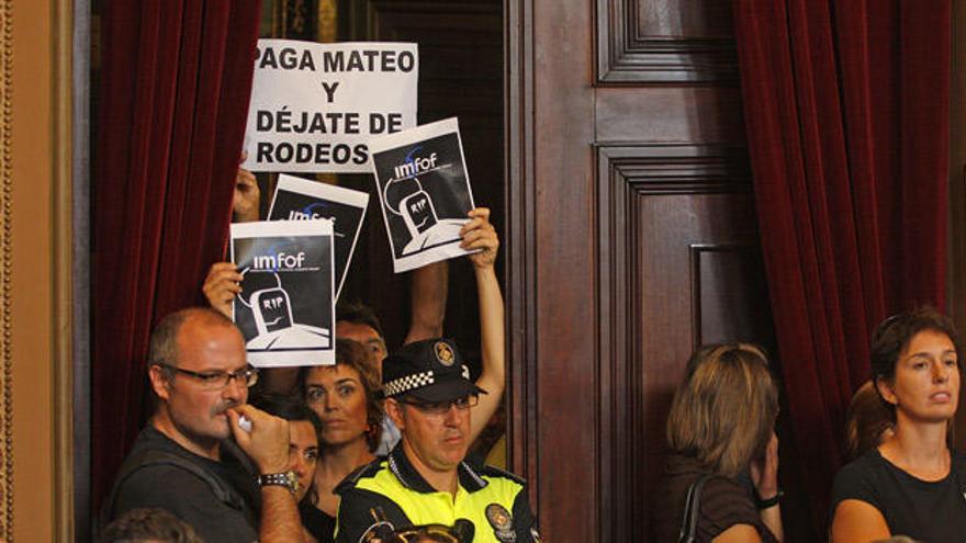 Trabajadores de la EMT han protestado por el retraso en el cobro de sus nominas en el pleno de Cort