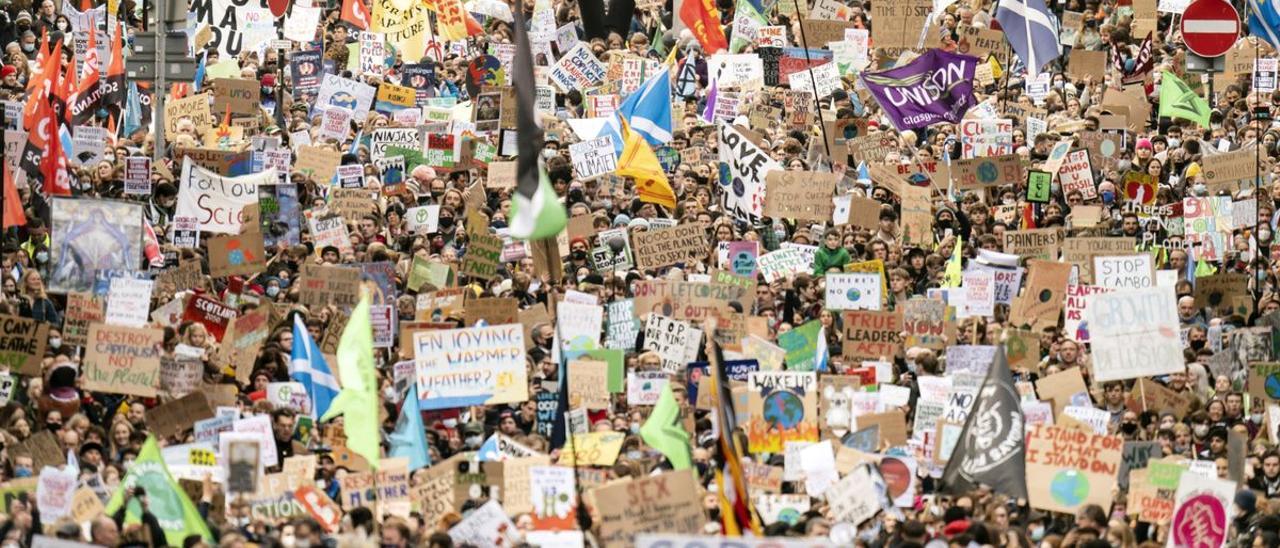 Miles de manifestantes inundan las calles de Glasgow mientras finaliza la primera semana de la Cumbre del Clima.