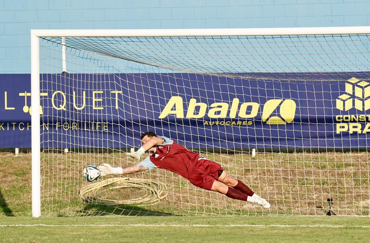El Compos supera una nueva prueba de pretemporada: el Triangular Vila de Cambados, en imágenes