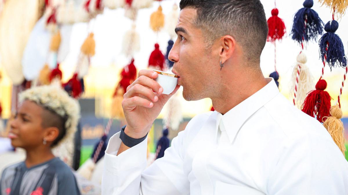 Cristiano Ronaldo celebrando el Día de la Fundación con el atuendo tradicional saudita