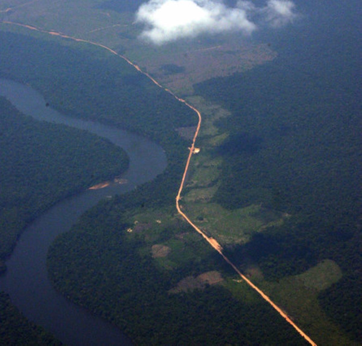 Vista aèria de la selva amazònica, que mostra la desforestació al llarg dels dos costats de la carretera Transamazònica. Vista aèria de la selva amazònica, que mostra la desforestació al llarg dels dos costats de la carretera Transamazònica.