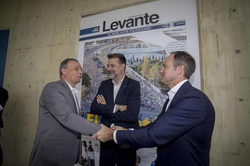 Representantes de la CEV visitan el diario Levante-EMV y asisten a la charla del consejero delegado de Prensa Ibérica Aitor Moll