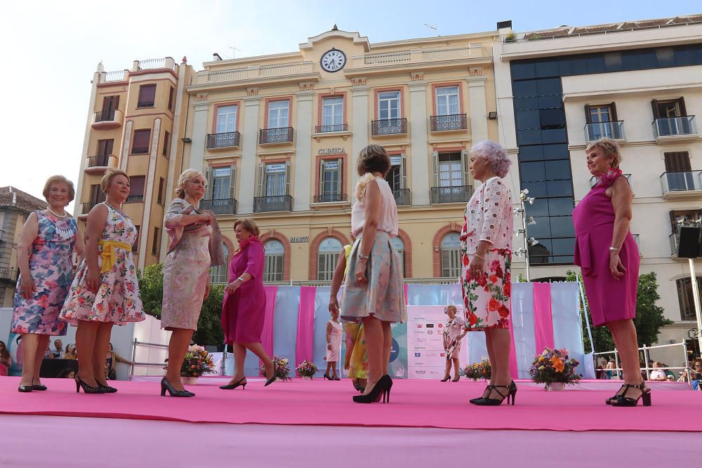 La Pasarela de Moda de la Semana del Mayor ha tenido como protagonistas a 132 modelos de entre 55 y 80 años, que han desfilado en la plaza de La Constitución.