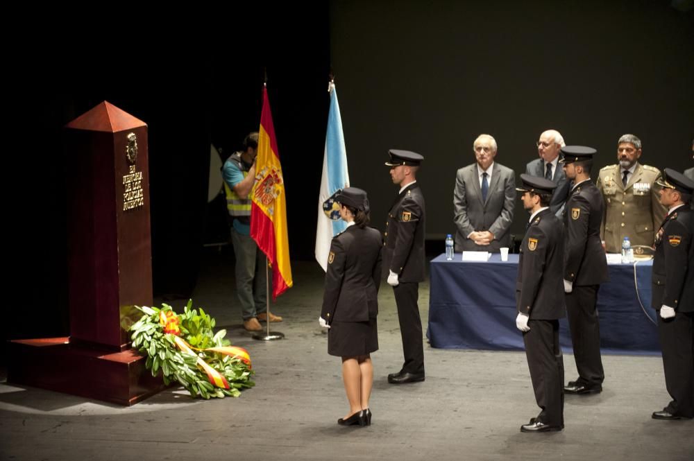 En un acto celebrado en el teatro Colón, se han impuesto las Medallas al Mérito Policial a los integrantes de la Policía Nacional que a lo largo del año han destacado por su entrega al servicio.