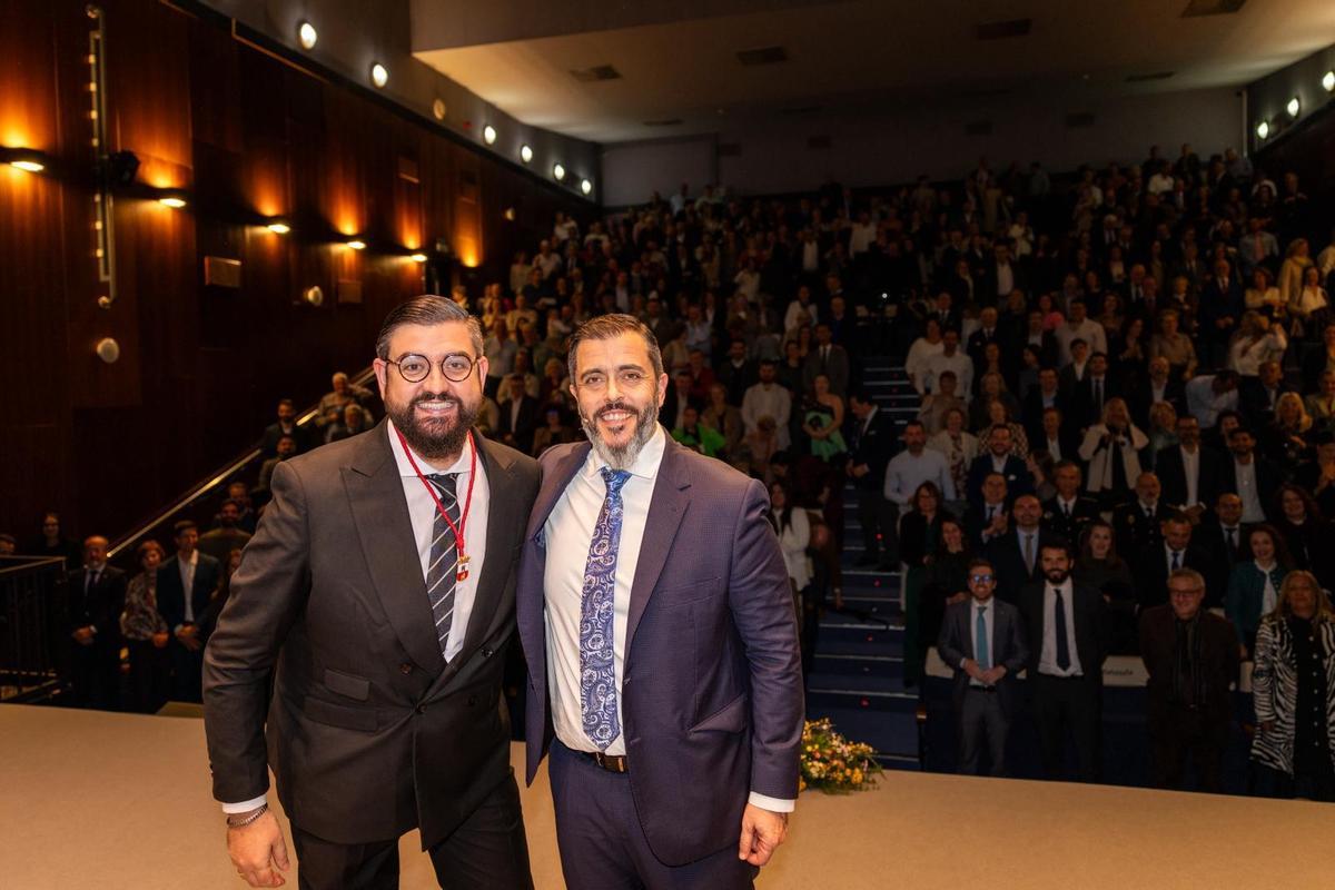 Manu Sánchez y su socio y amigo Rafa López en el acto de entrega de la Medalla de Oro de Dos Hermanas al humorista