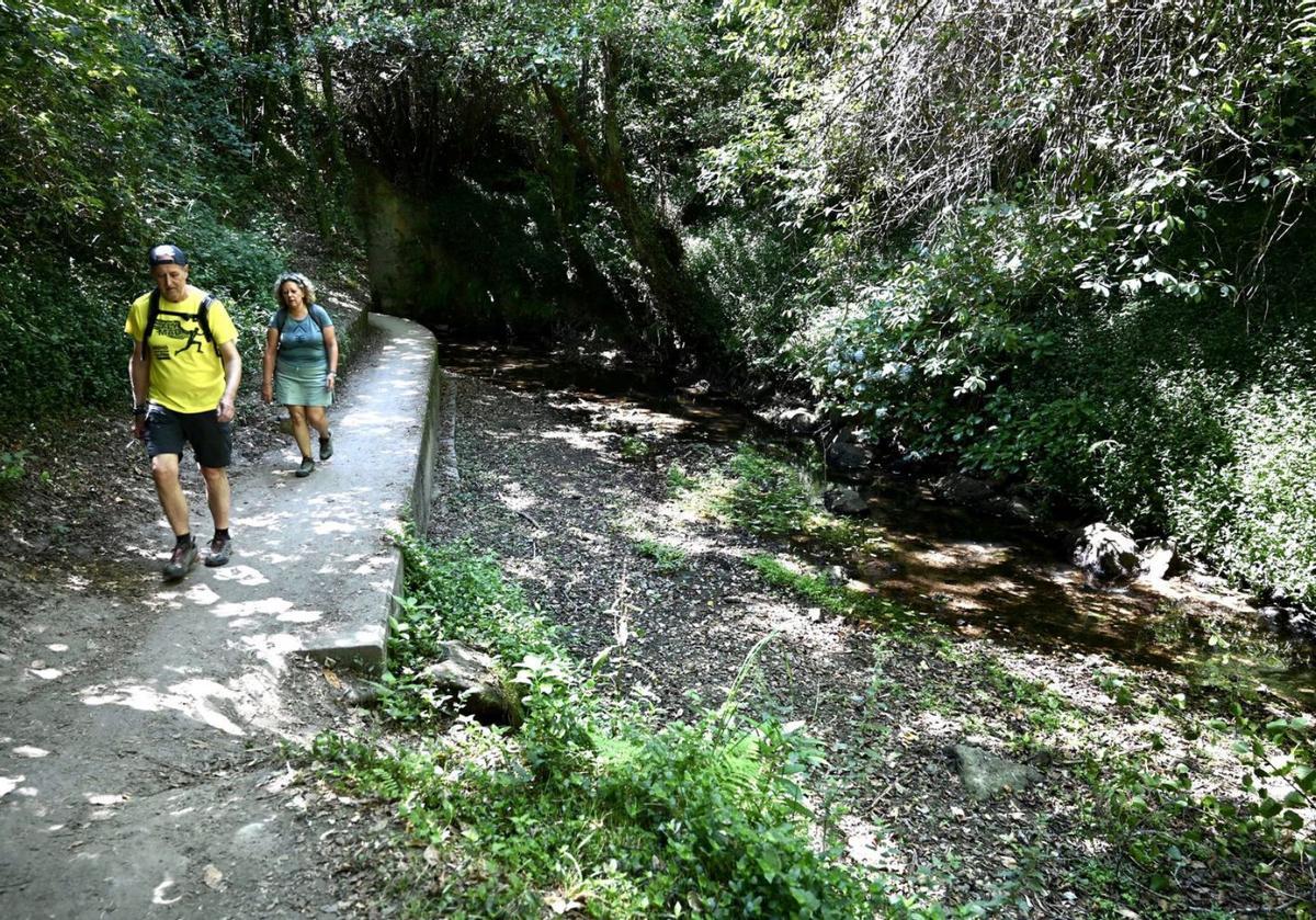 El río de Os Gafos presenta también un caudal mínimo. | // RAFA VÁZQUEZ