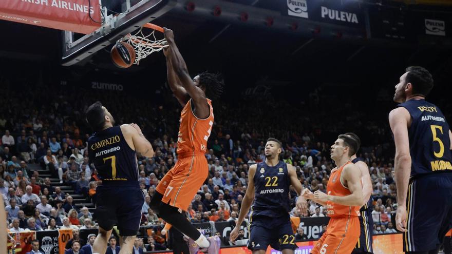 Ojeleye en el último partido de Euroliga del Valencia Basket disputado en La Fonteta, ante el Real Madrid