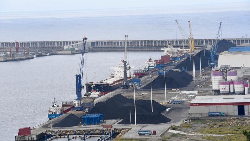 El Puerto de A Coruña activó su plan de protección ante un fuego de un barco en Langosteira