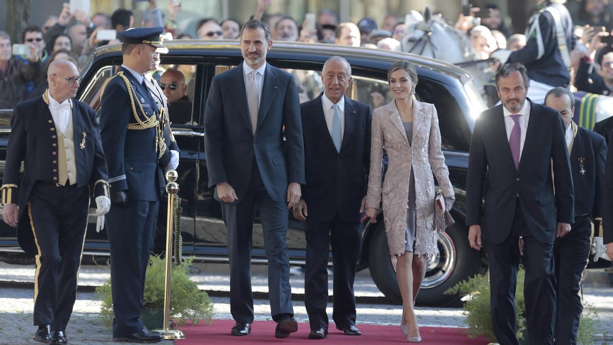 Letizia Ortiz brilla en Oporto con un dos piezas de Felipe Varela