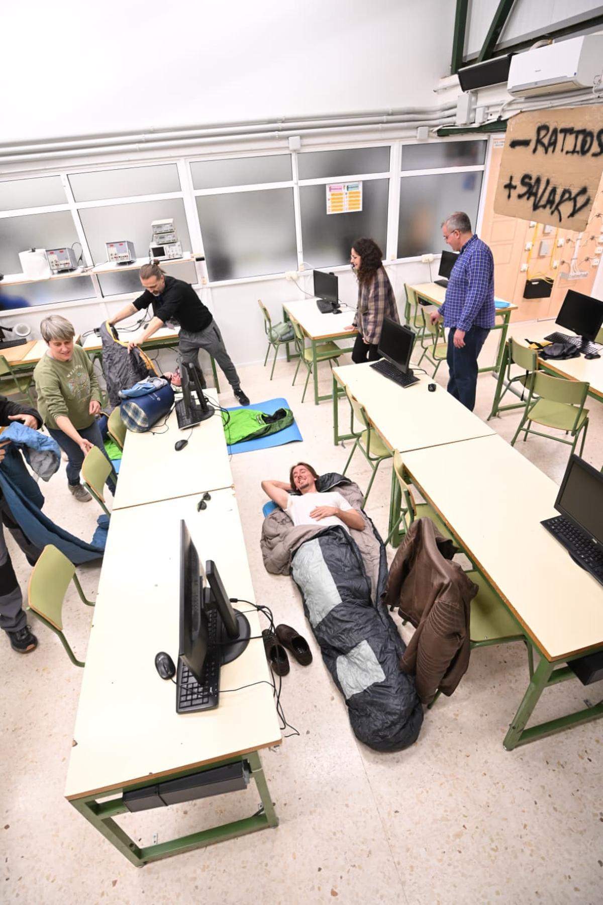 Cincuenta profesores del IES La Torreta de Elche se encierran para reclamar mejoras en la educación pública Cincuenta profesores del IES La Torreta de Elche se encierran para reclamar mejoras en la educación pública