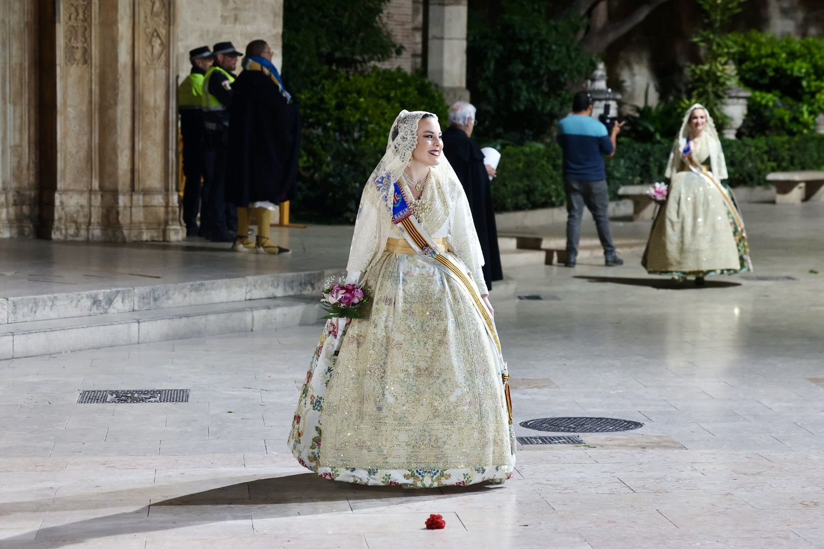 Laura Mengó y su corte coronan la ofrenda a la Virgen