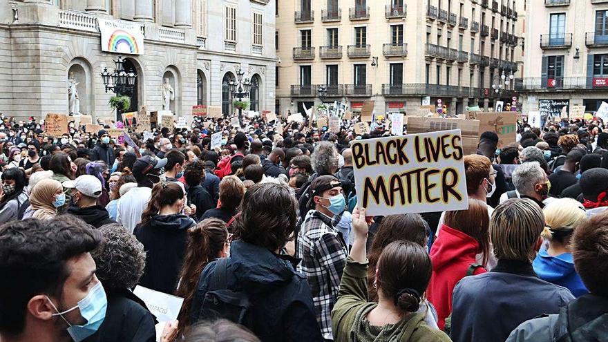 Els manifestants concentrats a la plaça Sant Jaume de Barcelona