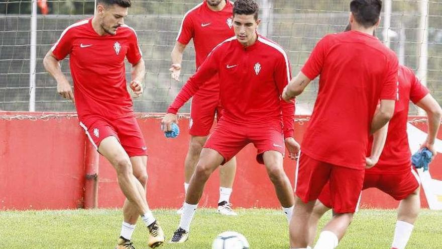 Sergio golpea un balón en presencia de Rachid.