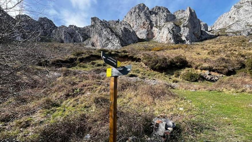 Morcín estrena su señalizado "Anillo Sacro": senderistas de toda España recorrerán la ruta perimetral de 12 kilómetros alrededor del Monsacro