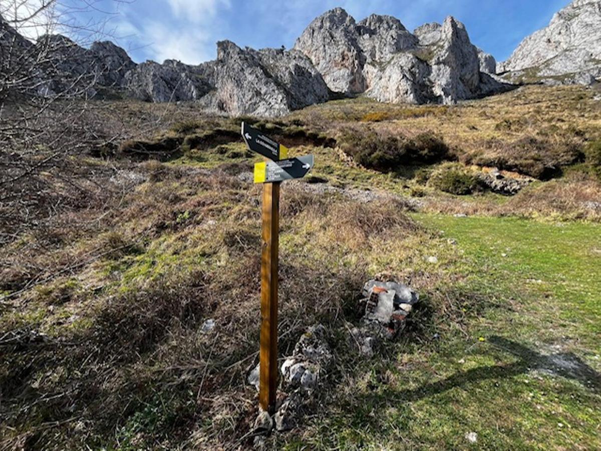 Señal instalada en La Covarriella, en el macizo del Monsacro.