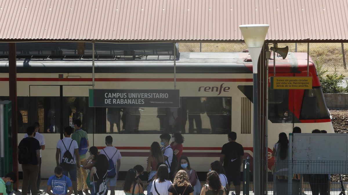 Tren en la parada de Rabanales.