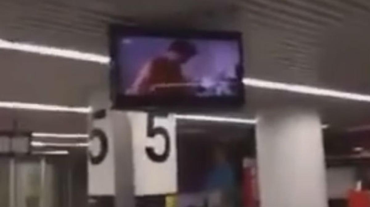 Un passatger va gravar el moment en què el monitor emetia una pel·lícula porno.