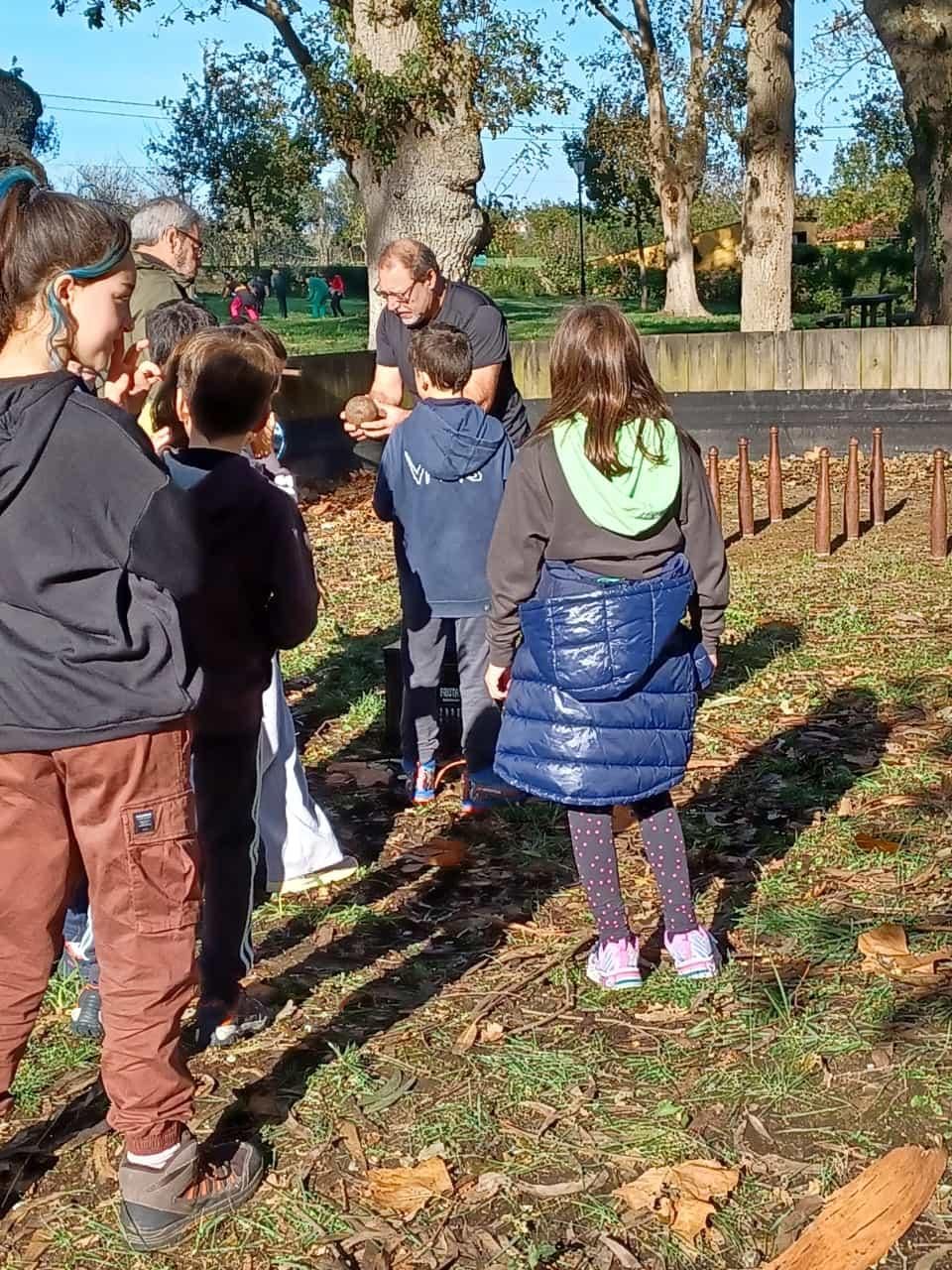 Entre castañas, zancos y gaitas en el amagüestu del CRA Les Mariñes, en Villaviciosa
