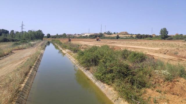 Aspecto de los trabajos en el polígono Puerta del Noroeste, junto al canal del Esla, cuyas tareas técnicas reportan a siete técnicos municipales 25.000 euros en productivad.