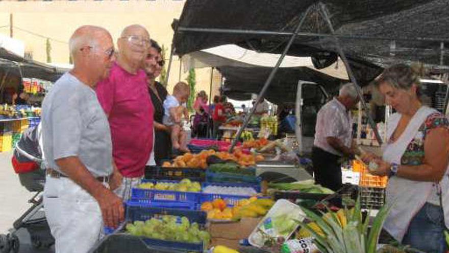 El mercado de Cocentaina recibe a centenares de visitantes de toda la comarca atraídos por la calidad y variedad de los productos.