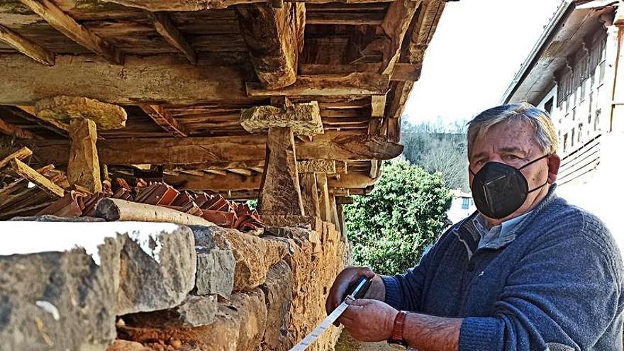 Estrada, con la cinta, dispuesto a medir el largo de la panera, ayer, en Santianes de Molenes. | S. Arias