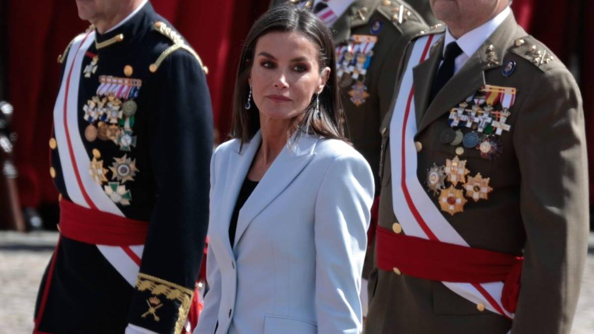 La reina Letizia apuesta por un traje azul celeste de Zara para el aniversario de la Jura de Bandera del rey Felipe