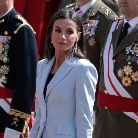 La reina Letizia sorprende con un traje azul celeste de Zara para el aniversario de la Jura de Bandera del rey Felipe