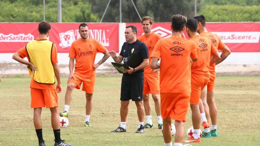 El técnico José María Salmerón charla con sus jugadores durante un entrenamiento.