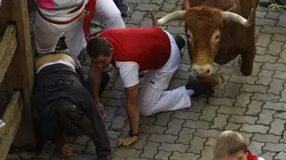 Un corredor herido por asta de toro en el tercer encierro de los Sanfermines