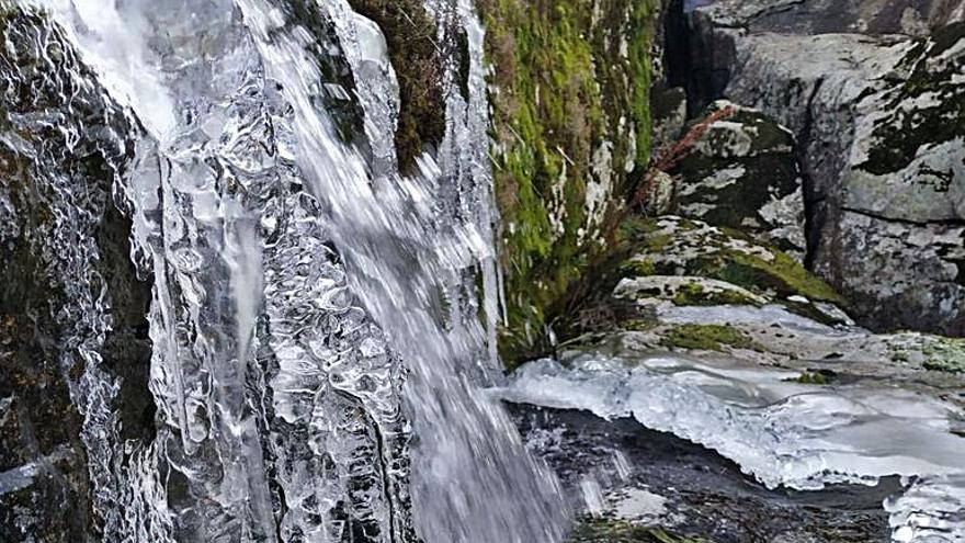 Hielo en la ribera de Gáname.