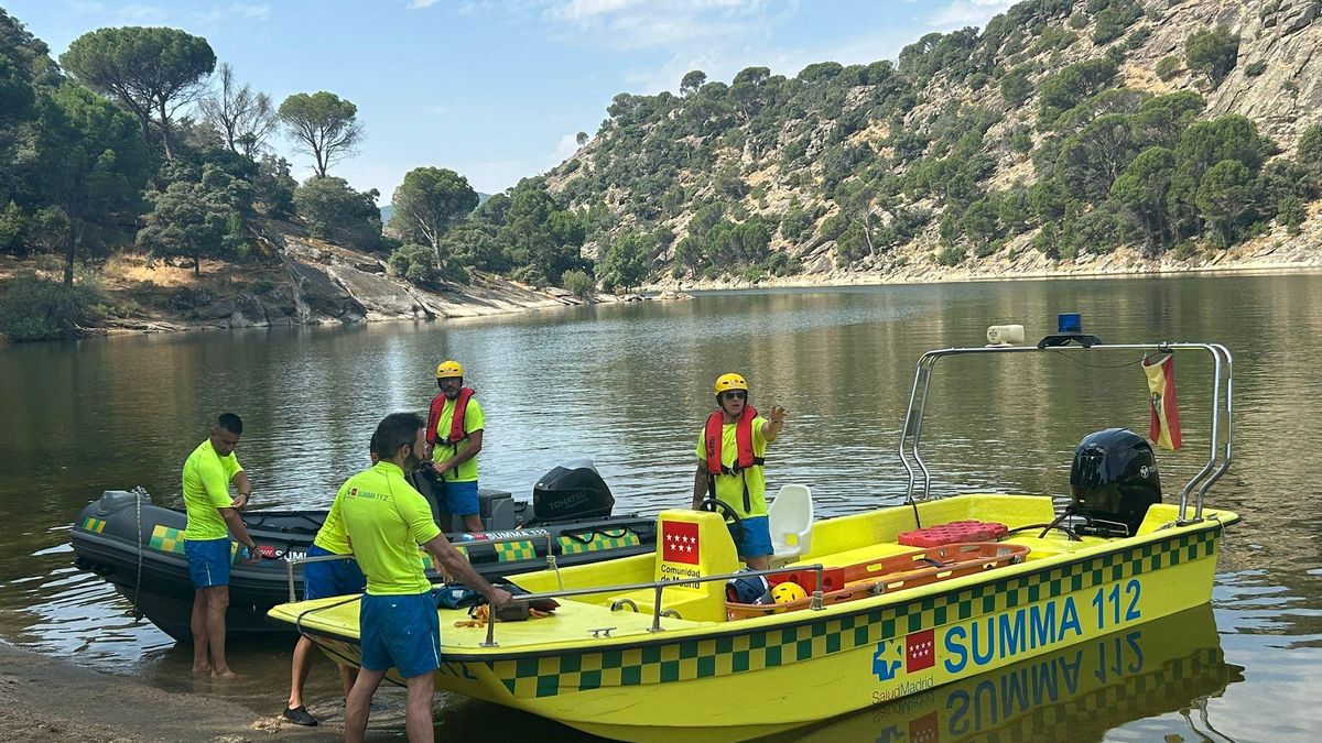 Una lancha del dispositivo de Salvamento Acuático del Servicio de Urgencias Médicas de Madrid (Summa112), en el pantano de San Juan.