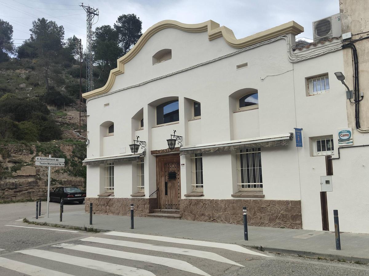 El Casino de Valls de Torroella, a Sant Mateu de Bages, amb la façana pintada i a punt per reobrir