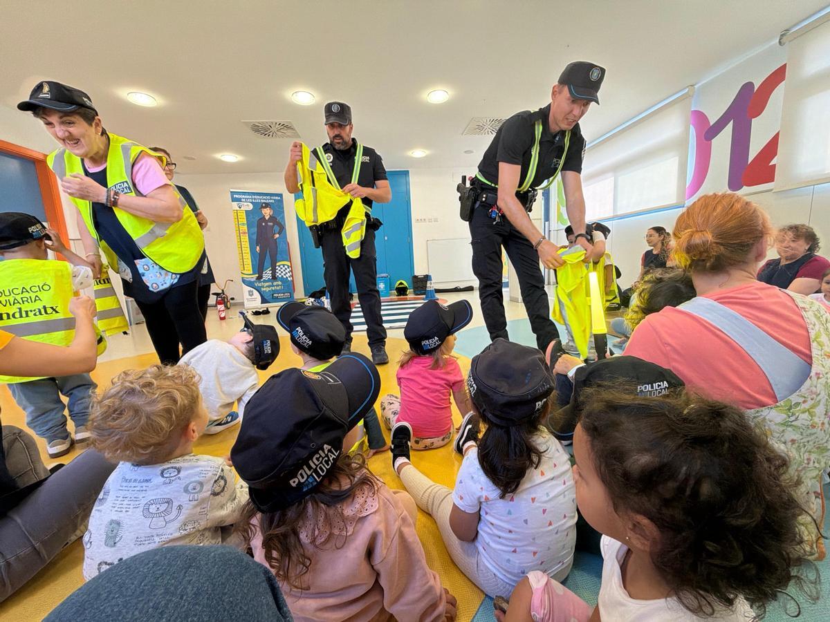 Agentes de la Policía Local de Andratx realizan una jornada de educación vial en la Escoleta Municipal Sol d’Andratx