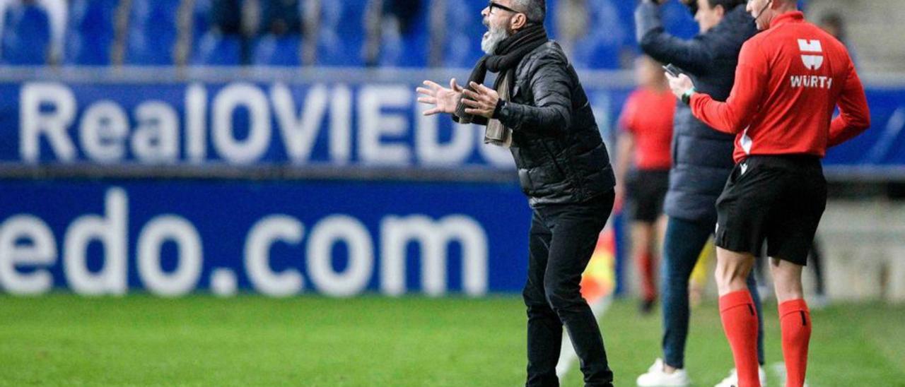 Álvaro Cervera, en el banquillo local del Carlos Tartiere.