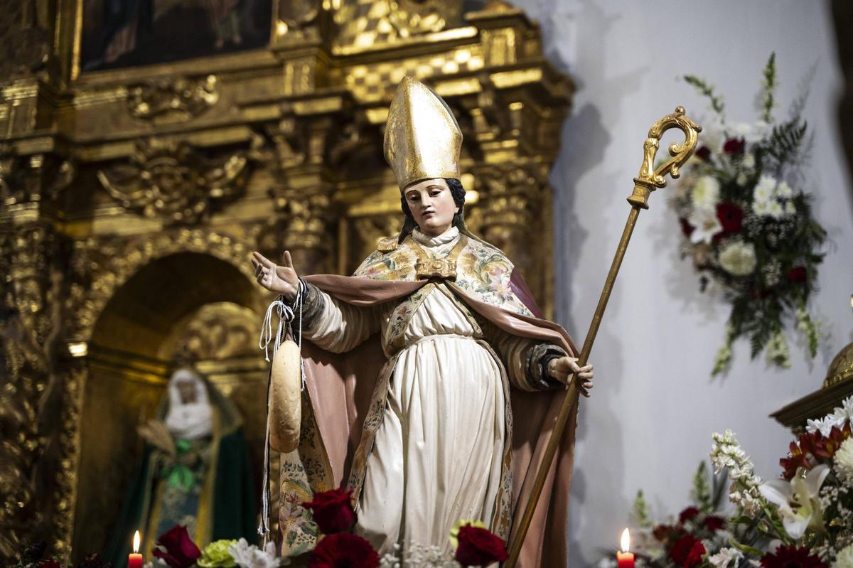 Los jugadores del colegio Diocesano de Cáceres cumplen su promesa y portan a San Blas en su procesión