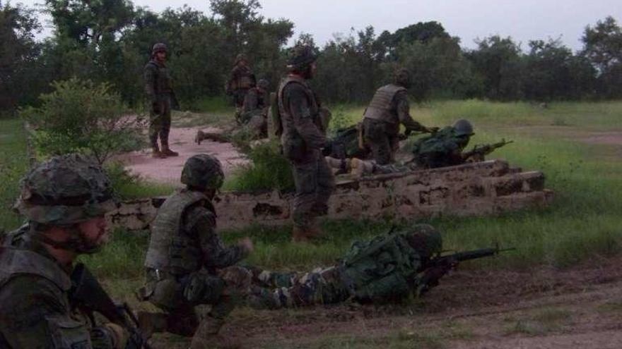 Prácticas de tiro en el curso impartido por la Brilat en Senegal.// Defensa